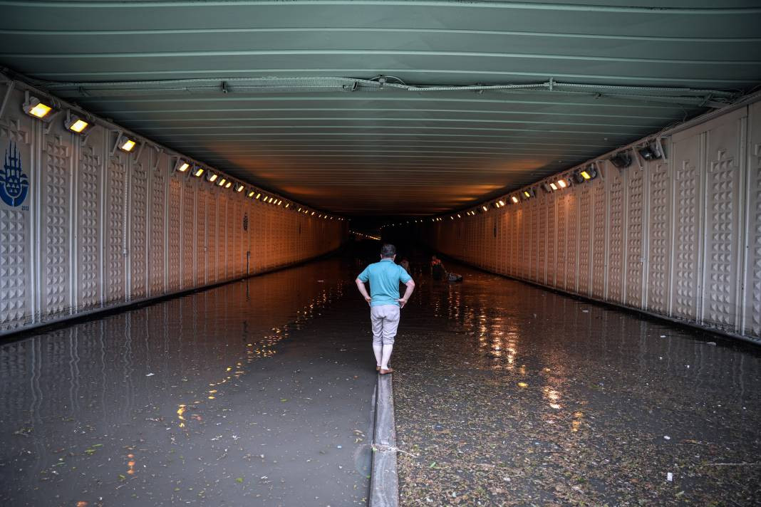 İstanbul'da sağanak hayatı felç etti! Araçlar sular altında kaldı - Resim: 34